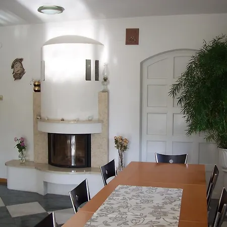 Perge Uedueloevilla منزل للإقامة بالاتونسزارسكو